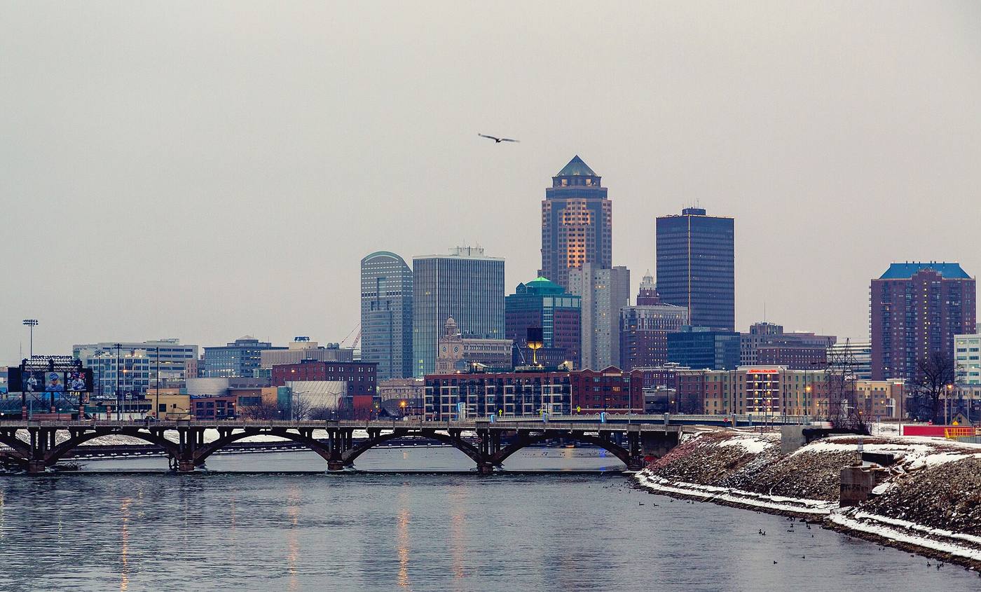 Winter morning skyline along the Des Moines River